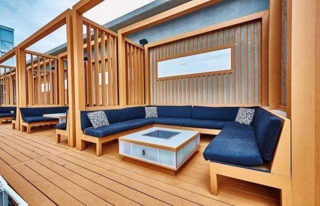 Front Street Suites Торонто Екстериор снимка
