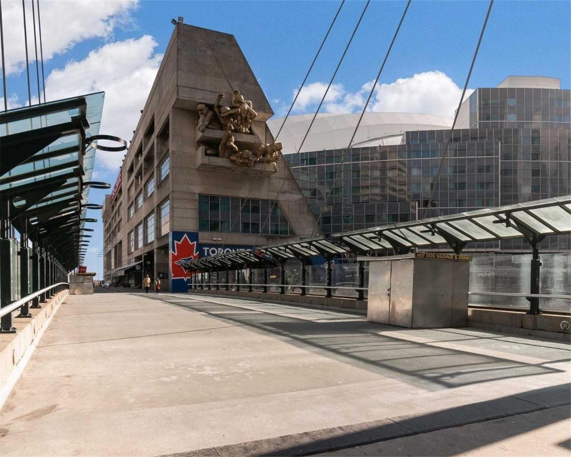 Front Street Suites Торонто Екстериор снимка