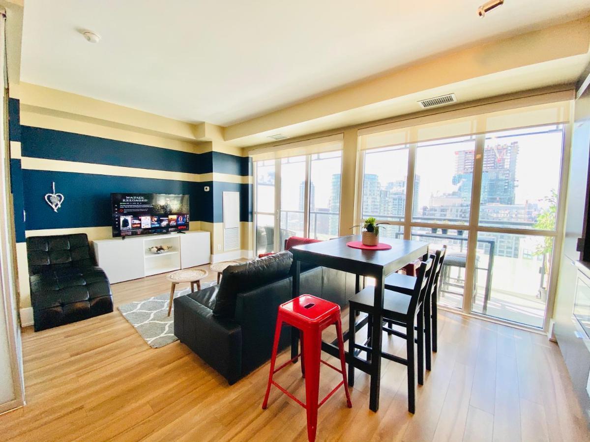 Front Street Suites Торонто Екстериор снимка