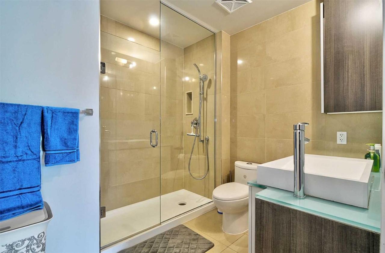 Front Street Suites Торонто Екстериор снимка